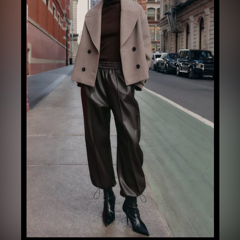 Zara Brand New Size M
High-Waist Faux Leather Jogger Pants - Brown